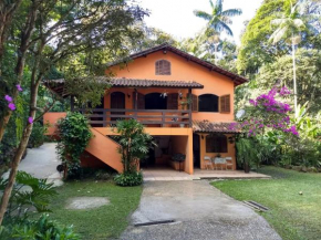 Casa em penedo com cachoeira
